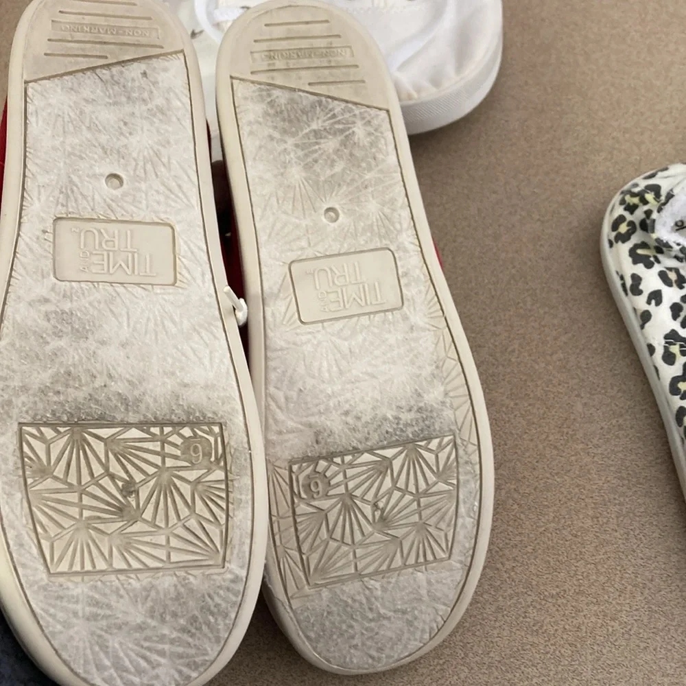 3 pair tennis shoes - Picture 6 of 10